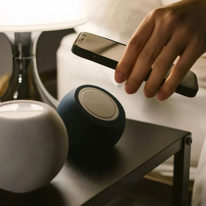 Support Magnétique de Bureau en Silicone – Station de Charge Sans Fil MagSafe pour iPhone 12 / 13 / 14 / 15 / 16 Pro